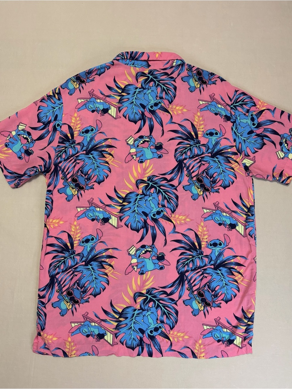 Disney Pink Tropical Stitch Print Button-Up Short Sleeve Shirt Men’s Medium - Picture 6 of 6